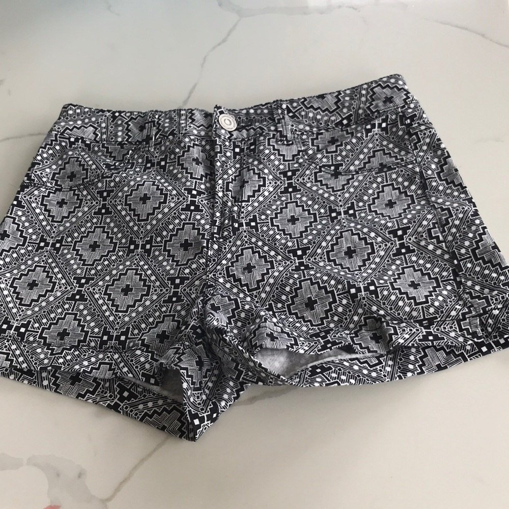 SO Aztec print short shorts black/white Size 9
